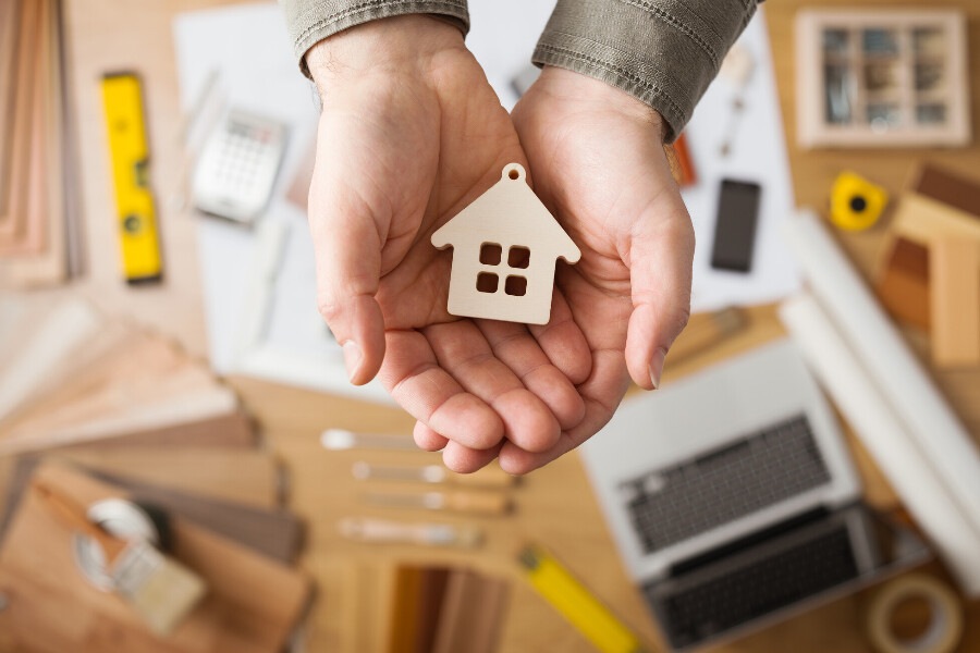 Hands holding a house keychain, representing homeowners insurance agencies and home insurance in San Marcos, TX.